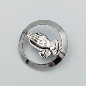 4/24$ 🌻 Silver tone praying hands round metal cutout small brooch pin